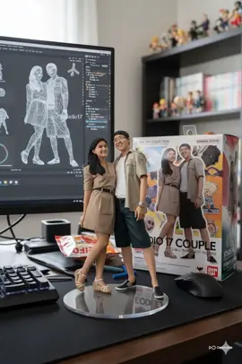 yayyy berhasil 🥳 yg mau ikutan ni caranya: STEP 1 1. buka gemini 2. upload fotonya 3. masukan promptnya: Create a 1/7 scale intelligent figurine in the picture, in a realistic style, in arial environment. the figurine is plattered on a computer desk. the figurine has around transparent acrylic base, with no text on the base. the content on MAYA  the screen is the Zbrush modelling process of this figurine. next on the computer screen is an BANDAI-style toy packaging box with printing. the packaging features two-dimentional flat illution. STEP 2 (biar bisa gerak) 1. buka openart.ai (https://openart.ai/video/i2v) 2. upload foto yg dr gemini di start frame dan end frame (foto yg sama) 3. masukan promtnya: Nure two hand gently pick up the figurine with the transparent acrylic base on the frame and rotate it slighty for impaction. The model in the packaging box remain stationary, while all others background elements stay unchanged. selamat mencoba 😁 #viral #prompterchallenge #miniature #fyp #videoviral 