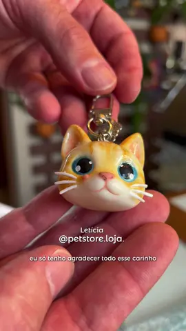 Obrigado pelo lindo presente Letícia! Muito sucesso no seu trabalho com a @petstore.loja  No nosso livro Lentigo e o Gato falamos sobre o trabalho também, alertando para que os discursos de manipulação não destruam a dignidade pessoal que nosso suor deveria promover. Convido a todos para seguir a @PetStore e para quem quiser saber mais sobre o livro, seguir @lentigoeogato  #lentigoeogato #gatos 