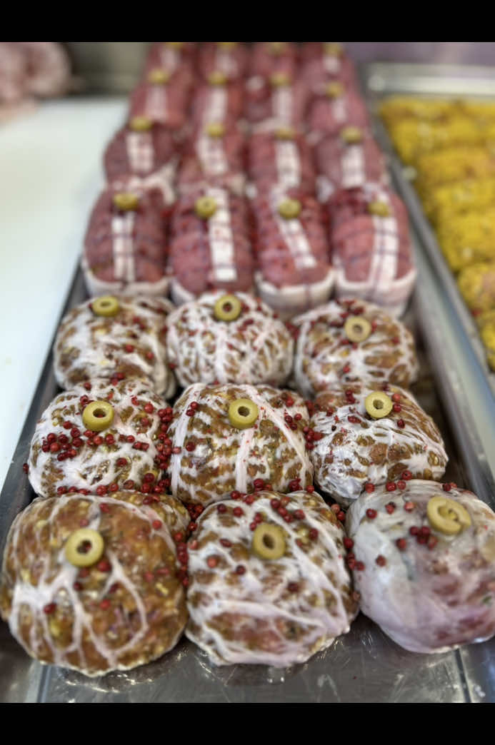 ✨ Paupiette de veau revisitée ✨ Un roulé de veau tendre, farci d’une farce savoureuse au veau, relevée d’olives et fondante grâce à la mozzarella 🧀. Dorée à la perfection, moelleuse à l’intérieur… un vrai plaisir à chaque bouchée 🤩🔥 #recette#leboucherdu75#cuisine#recettefacile#faitmaison 