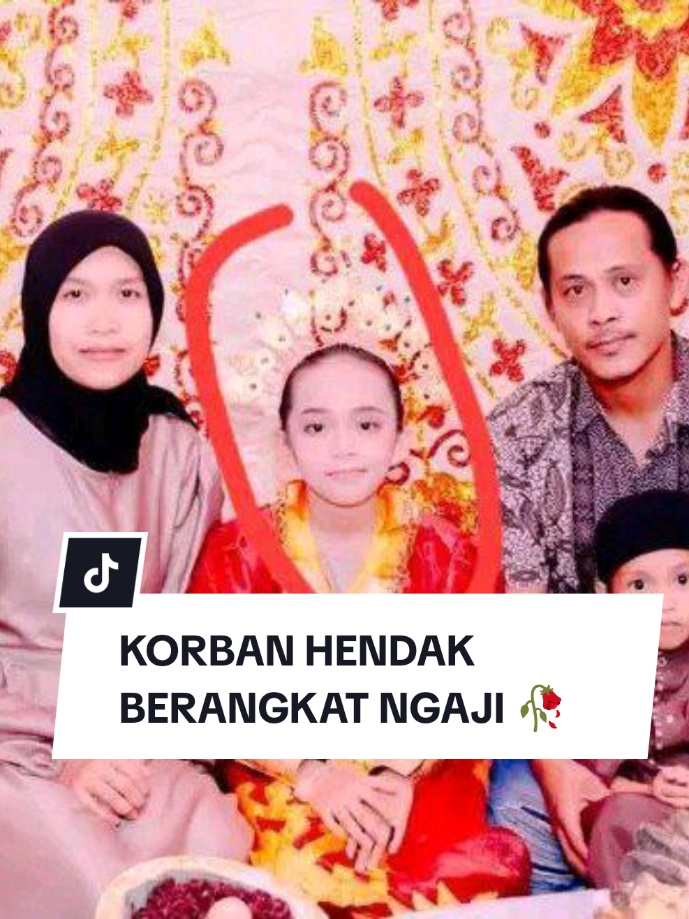 HANCURNYA HATI SEORANG AYAH 🥀 Polisi menangkap pelaku yang melakukan terhadap anak perempuan di Kolaka Timur (Koltim), Sulawesi Tenggara (Sultra), Jumat 5 September 2025. Pelaku pria yang belum diketahui identitasnya itu diduga membnh korban berinisial MA (10) dengan cara mengrk lhrnya . Korban diduga dibnh saat hendak mengaji. “Dia cuma pergi itu menuntut yang namanya agama. Baru kau kasih begini anakku eh. Ini lehernya. Putus l*h*rnya anakku kau bikin, ingat kau,” kata pria gondrong yang diduga ayahnya dalam video yang beredar. kronologi dan motif polisi masih melakukan penyelidikan lebih lanjut. “Masih sementara pendalaman kronologisnya,” tambahnya. #ayah #ayahhebat #kolaka #fyp #viral 