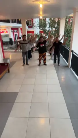 Bapak Kepala Sekolah tidak mau kalah 😁