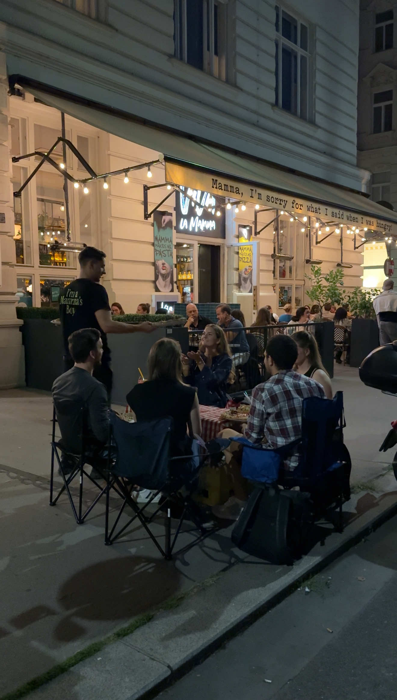 We thought our guests couldn’t surprise us anymore… then this: bringing their own chairs because the garden was packed 🤯🪑 We’re super in love with this amazing idea and asked if it’s fine for them to post it 💛 #vivalamamma #pizza #camping #restaurant #restaurantvienna 