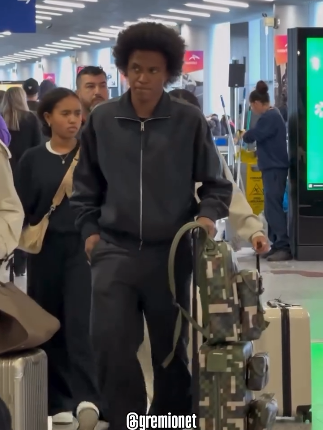 Willian chegou 🇪🇪🇪🇪 . . . . . . #riograndedosul #futbol⚽️ #gremio #noticia #tricolor 