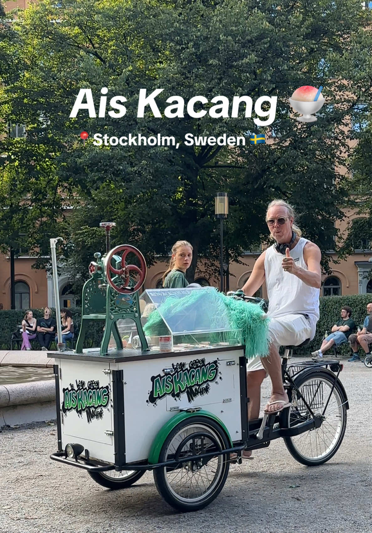 A Swedish guy jatuh cinta dengan ais kacang 😍.  Dia siap beli mesin dari Malaysia and now buka cute bike stall kat Stockholm! 🚲🍧  Musim panas kat Scandinavia dah tak complete tanpa shaved ice pelangi ni – dengan sirap manis, jagung, kacang merah & cendol.  From KL streets to Swedish summer vibes – ais kacang is the new chill star! ❄️🇲🇾🇸🇪 #sweden #stockholm #malaysia #malaysiatiktok #fyp 