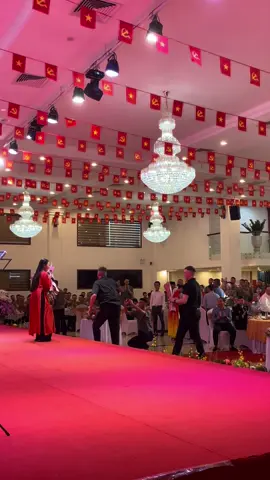 Bài hát Trung Quốc mang tên Cánh Đồng Hy Vọng, bài hát đã được phu nhân của Tổng Bí Thư Trung Quốc Tập Cận Bình - Bành Lệ Viện 彭丽媛  thể hiện vô cùng hay. Và dịp này, được ca sỹ Lê Minh Ngọc thể hiện trên sân khấu của bữa tiệc Liên Hoan Quân Đội Quốc Tế các nước tham gia Lễ Diễu Binh Diễu Hành của Việt Nam. #a80 #quandoitrungquoc #quandoinga🇷🇺 #quandoilao #quandoicampuchia 
