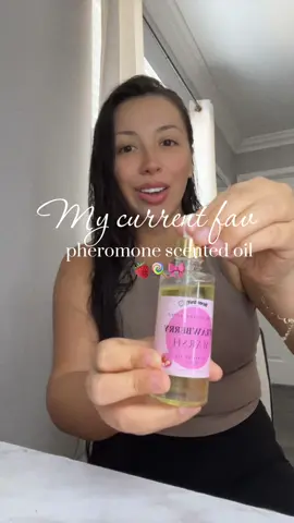 If you’re into sweet scents then this is a must have, smells sweet & yummy 🍓🍭🎀 @Scentnity #scentnity #pheromoneoil #pheromoneperfume #pheromone #sweetscent 