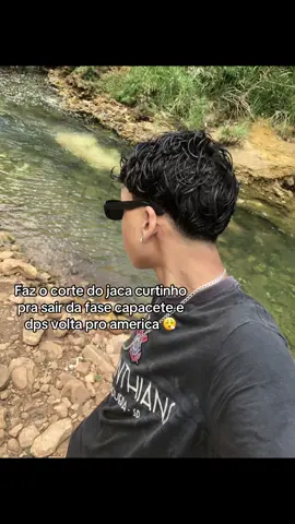 Isso acontece porque o pé da orelha fica limpo com um caimento bom 👍 e não capacetão cogumelo dps vc volta pro americano de boaa 