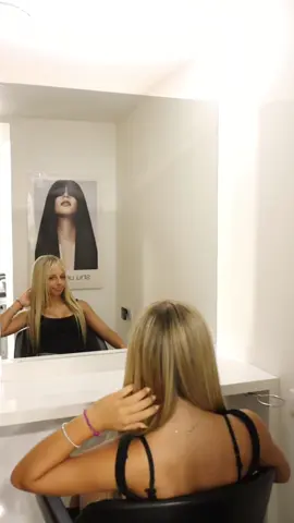 Pour sublimer la chevelure de @giulia sarkozy, nous avons réalisé une technique de blond sur mesure, lumineuse et naturelle💛 Mais restez à l’affût car ce blond lumineux va bientôt…👀 Nous vous laissons à vos déductions😉 #fyp #pourtoi #hairsalon #paris #hairtransformationcheck #beforeafter #blondesdoitbetter #blondetobrunette #BrunetteVibes #giuliasarkozy   #CapCut 