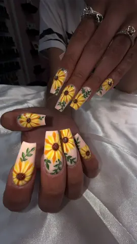 Hand painted sunflowers 🌻 @hayliebean  All products used are from my shop linked in my Bio🌻💛