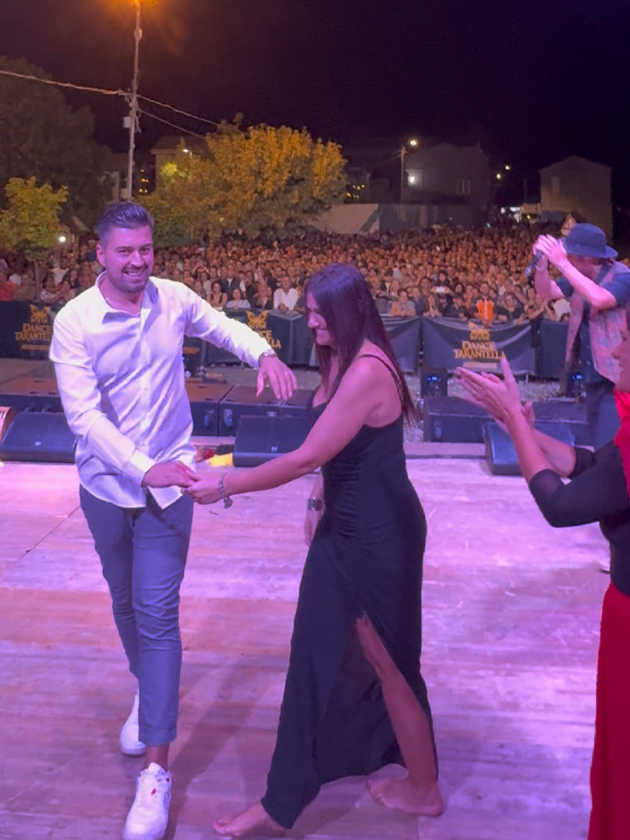 GRAZIE agli amici di @Dance Tarantella per la stima e per averci voluti sul vostro palco con voi nella bellissima serata di Lattarico! Alla prossima 🎶🔥😘 #fortunatoevalentina #dancetarantella #lattarico 