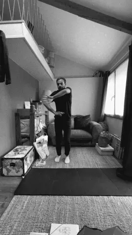 Danser, c’est laisser le corps parler là où les mots ne trouvent plus leur chemin. Chaque pas, chaque geste aussi subtil soit-il, n’est pas le fruit d’une technique apprise, mais l’écho sincère d’une émotion, de notre âme. C’est un retour à soi, une reconnexion à notre essence la plus pure. Dans cet espace de liberté, sans chorégraphie ni jugement, on se redécouvre, on s’accepte. La danse libre est une méditation en mouvement, un moment suspendu où l’on se reconnecte à son cœur battant, à son souffle et à la vibration de son être. C’est un acte de courage et de vulnérabilité, une déclaration d’amour à la vie, et à la personne que nous sommes, dans toute sa beauté et sa complexité. 🔜 Ateliers Danse Libre / Danse Médecine à venir à Dinan, Rennes, Saint-Malo, Laval, Ploërmel et ailleurs 💃🕺✨ #danselibre #ecstaticdance #liberationemotionnelle #freedance #Dinan 