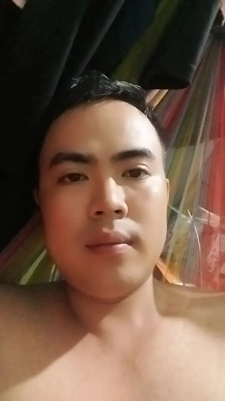 Cười nhiều không phải là vui. Chẳng qua là để chôn vùi nỗi đau. Nụ cười không giống như nhau. Có khi lệ chảy, lòng đau vẫn cười. 😓 