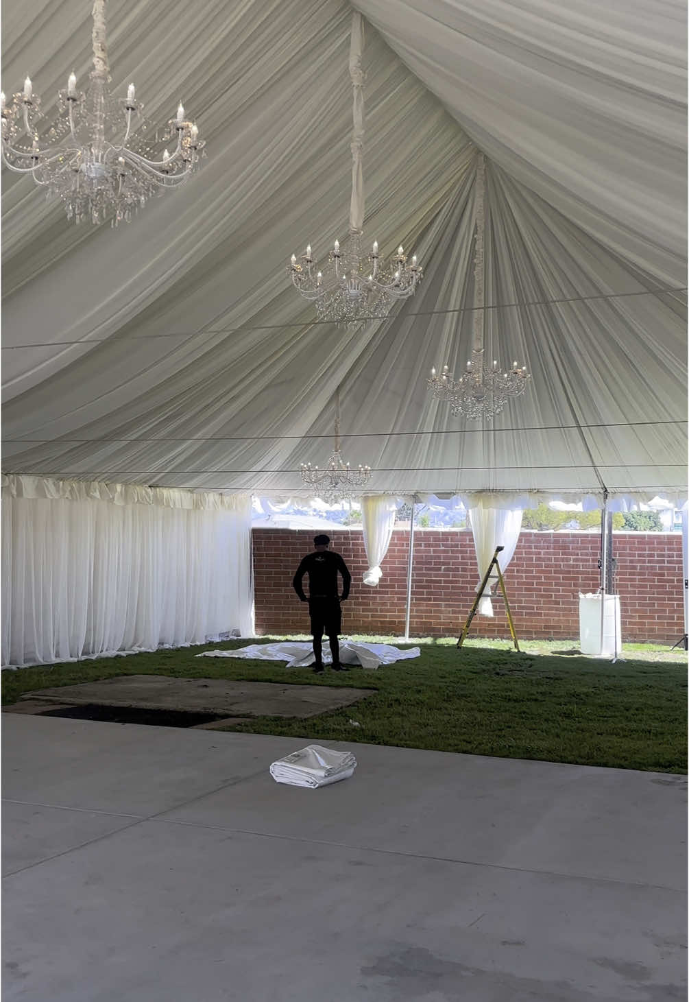 7Horas Después 🤓🤓 Carpa 40’x60’  . Ivory Draped . #drapedtent #40x60 #ivory #tent #fyp #partyrentals 