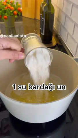 1 su bardağı un varsa 😍 buraya bakın 🥳 Haftasonu yapmak isterseniz nefis oluyor şiddetle tavsiye ederim. Saraylara layık bir lezzet desem adını anladınız 🥳 . . SARAY MUHALLEBİSİ  125 gr Tereyağı 1 litre süt 1 su bardağı toz şeker 1 su bardağı un  1 adet yumurta sarısı YAPILIŞI : Tereyağını bir tencereye akıp eriyince üzerine 1 su bardağı un ekleyip karıştırarak kokusu çıkana ve rengi dönene kadar kavurun . Bu arada başka bir tencerede tozşeker,yumurta sarısı ve sütü koyup karıştırarak şekeri eriyip kaynama noktalasınlar gelene kadar ısıtın. Kavrulan una sütlü karışımı yavaşça ekleyip . Sürekli karıştırarak koyu muhallebi kıvamına gelene kadar ateşte tutun . Muhallebi kıvamına gelince bir iki kaynatıp ateşten alın. Bu arada topaklanma olduysa mikser ya da blenderdan geçirin . Kaselere paylaştırıp süsleyip 1 saat dolapta dinlendirin .