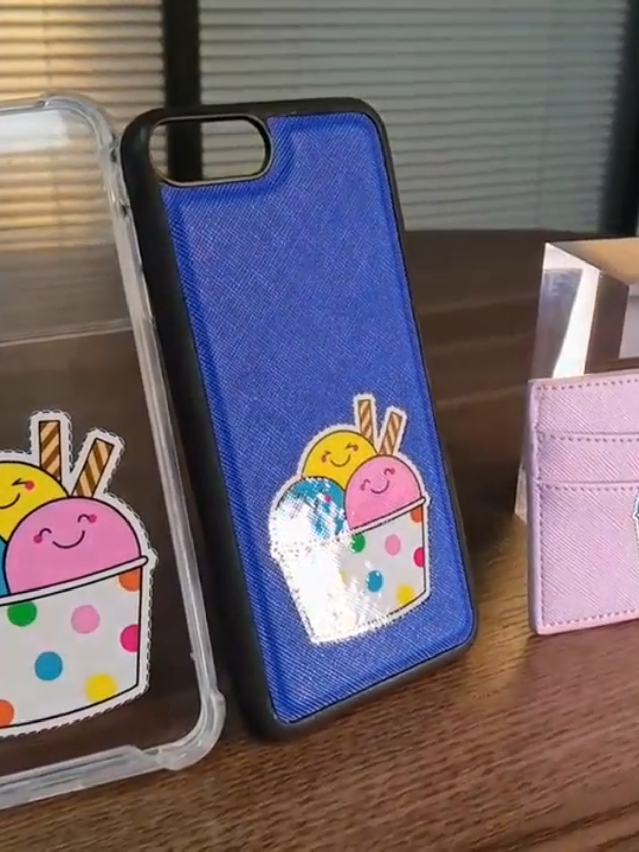 Esta impresora UV multifuncional es la elección ideal para pequeños negocios de personalización. Con gran flexibilidad y facilidad de uso, permite cubrir diferentes necesidades de impresión personalizada: Impresión en botellas: directa sobre superficies cilíndricas como vidrio o plástico. Impresión de etiquetas: creación rápida de etiquetas personalizadas en pequeñas cantidades. Impresión de insignias: perfecta para personalizar placas metálicas o plásticas, ideal para recuerdos y regalos. Impresión de carcasas de celulares: diseños únicos que añaden estilo y atractivo. Además, ofrece ventajas clave: Alta flexibilidad: compatible con diversos materiales y formas. Fácil de operar: no requiere formación compleja. Consumibles económicos: bajos costos de uso diario. Certificación CE de la Unión Europea: garantía de calidad y seguridad internacional. Gracias a estas características, esta impresora UV es especialmente adecuada para emprendedores en el mercado de Ecuador y América Latina, ayudándoles a iniciar negocios personalizados de bajo costo con múltiples oportunidades de ganancia.#ecuador #certificación #flexibilidad #emprendimiento #Impresión 