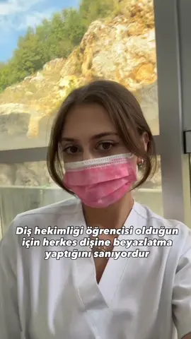 Uzun süredir severek kullandığım zubio beyazlatıcı diş macunundan bahsetmek istiyorum. Diş hekimliği okuduğumdan beri macunların marka ya da ambalajına degil sadece icerigine bakıyorum. Zubionun içeriğindeki hidroksiapatit sayesinde cogu beyazlatıcı diş macununun aksine diş minemi aşındırmadan güclendirdi ve hassasiyetimi azalttı. Özellikle çok fazla kahve gibi renklendirici gıdalar tüketen biri olarak düzenli kullanımda istedigim beyazlıga ulastım. Kesinlikle öneridiir🤍🦷 #zubio #dismacunu #isbirligi #dishekimligi #keşfet 