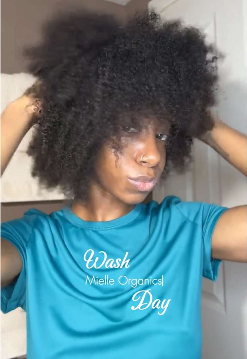 Can we get real, Mavens? 👀 Healthy, great-smelling hair in this summer heat is a whole commitment; but this line makes it easy! 💁🏽‍♀️💖 Long days, high temps? No match for fresh, fab, flourishing strands. 💅🏾✨