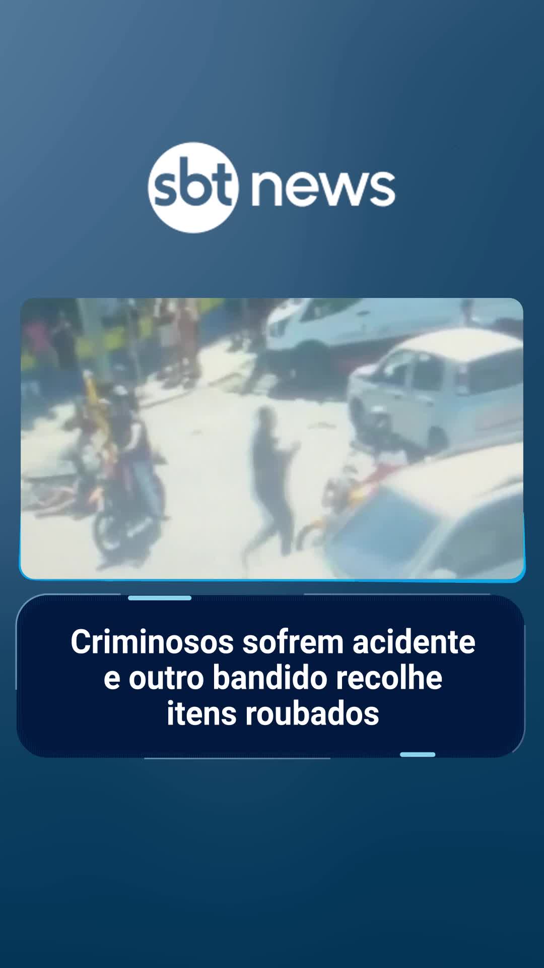Um vídeo mostra um homem recolhendo celulares e armas após um acidente de moto em São Gonçalo (RJ). A cena parecia um caso de “ladrão que rouba ladrão”, mas o rapaz era comparsa dos criminosos acidentados, que haviam feito um arrastão. Após a prisão dos envolvidos, traficantes do Morro do Feijão atacaram uma viatura da Polícia Militar. | #sbtnews #notícias #sbtmanha #criminosos #acidente #bandido #itens #roubo #rj