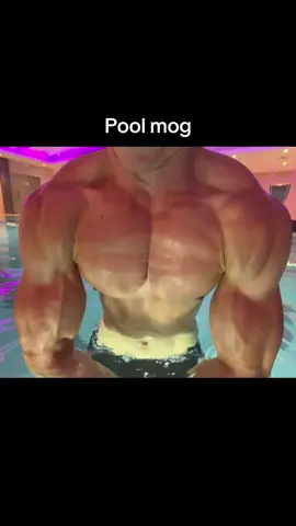 J’ai mog la piscine 🧏‍♂️ #gym #pool #Summer #davidlaid #viral 