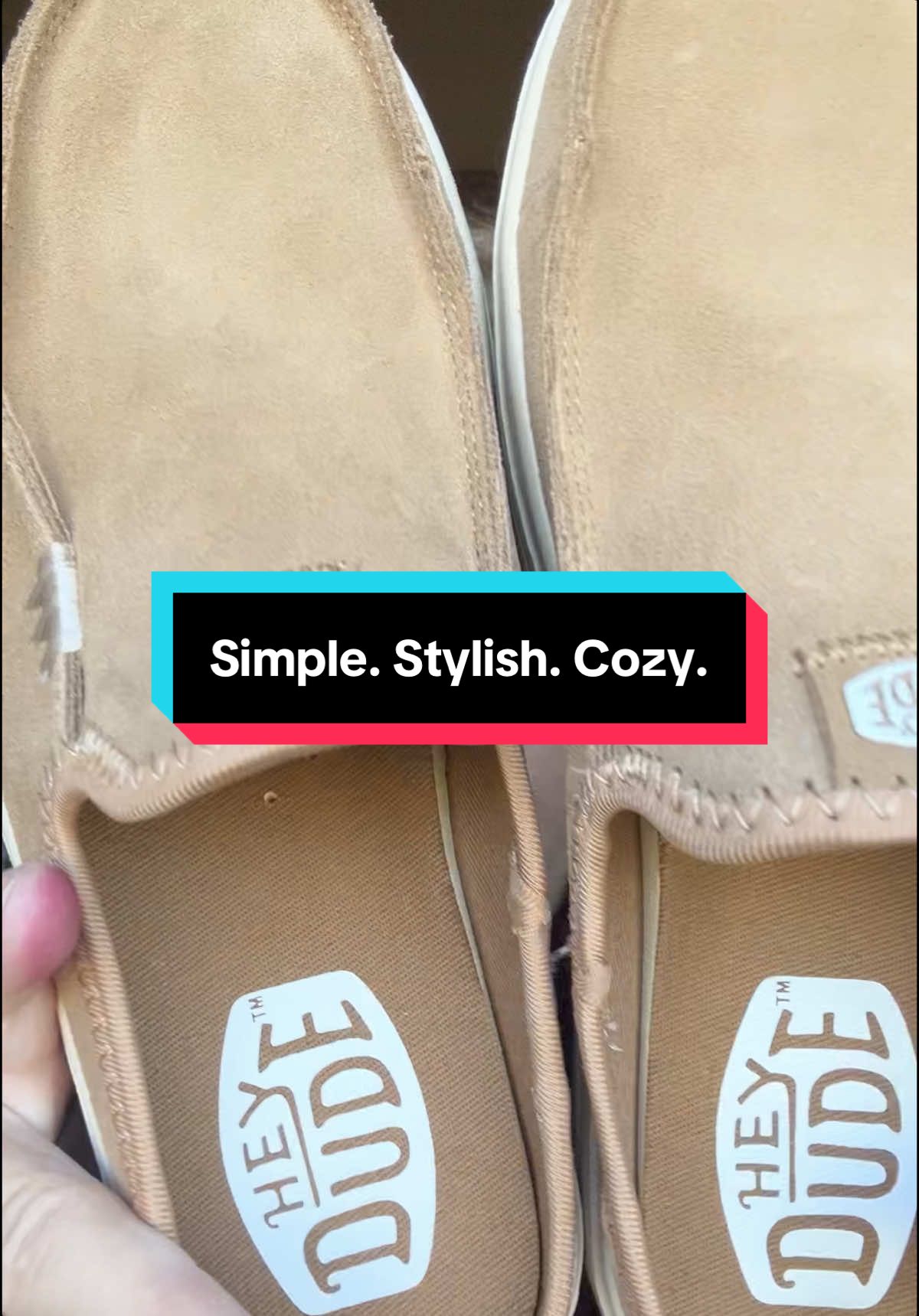 Leaves, lattes, and the comfiest mules. 🤎 The HeyDude Austin slip-on mule is my go-to shoe this fall—comfortable, chic, and cozy for everyday wear.  #HeyDudeShoes #sliponmules #austinlifts #heydudeaustinlift #platformmules @HeyDude 