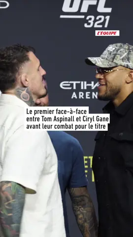 Le Français Ciryl Gane et l'Anglais Tom Aspinall se défient du regard dans un face-à-face avant leur combat lors de l'UFC 321 à Abu Dhabi, le 25 octobre, pour le gain de la ceinture des poids lourds. #sportstiktok #mma #UFC