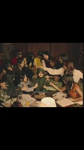 [LOVE 33 ERA] ngeliat foto ini tuh kek nangis banget, bangga sama mereka yng masih tetap bertahan. penantian yang sangat amat panjang smpe setlist ini benar