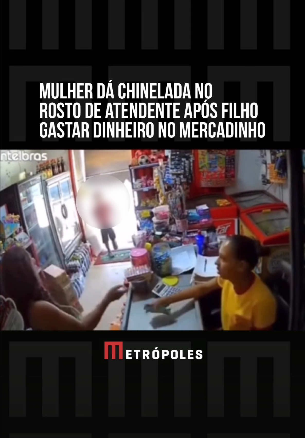 Vídeo feito por uma câmera de monitoramento instalada dentro de um mercadinho em Pastos Bons, no #Maranhão, registrou uma cena de agr3ssão nessa quarta-feira (3/9). Revoltada após o filho ir ao local e gastar dinheiro, uma mulher decidiu tirar satisfação com a atendente da loja. Conforme as imagens, a cliente — que já havia desferido chineladas no filho — diz que o garoto foi ao mercadinho gastar dinheiro que 