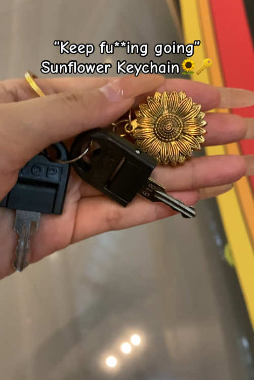 Don't you ever fcking give up on YOURSELF!🥹🌻🫶 #sunflowercharm #sunflowerkeychain #fyp #ttshopdeals #giftideas #sunflower #confidence #keepgoing #sunflowers #keepgoingdontgiveup 