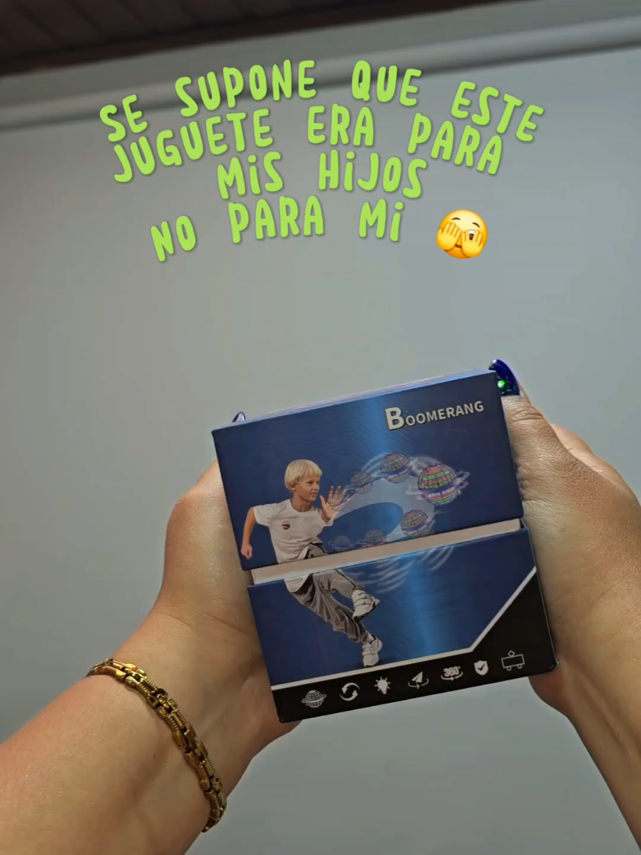 Se supone que este juguete era para mis hijos… NO para mi 🫣😂 El orbe volador cósmico es como un mini dron con luces LED de colores ✨, gira en el aire, se controla con la mano y hace que tanto grandes como chicos se diviertan sin parar. Y para que toda esa diversión no se quede sin propósito 💸, la alcancía acrílica transparente es perfecta para motivar a los niños (y a los papás también 👀) a ahorrar. Es resistente, espaciosa y con llave 🔑, ideal para enseñar el hábito del ahorro de una forma práctica y divertida. Ambos los encuentras en Amazon 🛒✨ #AmazonFinds #JuguetesAmazon #diversionencasa #kidsoftiktok #toys 
