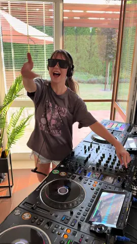 Weekend vibes ON! 🔥 Time to recharge, dance and get lost in the music 💃🚀 Tomorrow I’m dropping my brand new Melodic Techno Set on my YouTube - you can’t miss it! 🎶❤️‍🔥🎉 #djmix #melodictechno #progressivehouse #mixing #djset 