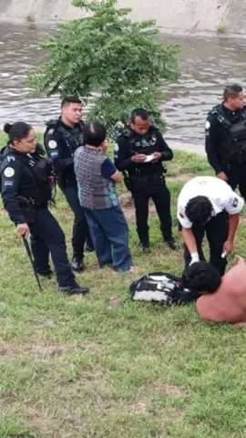 🚨 Rescate en el Malecón del Río de León 🚨 Un joven con padecimientos mentales fue rescatado por policías municipales luego de ingresar desnudo al cauce del río, a la altura de la colonia Las Arboledas. 👮‍♂️ Tras el reporte de vecinos y automovilistas, los oficiales descendieron para ponerlo a salvo. 🩺 Paramédicos de Protección Civil lo revisaron y, finalmente, fue entregado a su madre, quien confirmó que llevaba un día desaparecido. #León #Seguridad #InformeBajío 🌐