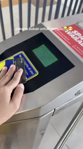 Benar kata orang” Jakarta bukan untuk pemula😭😭 Hari libur aja masih begantungan kayak gini, gimana lgi padatnya pas hari kerja yaa😭😷 (Yg baru datang dari kampung halaman pigi merantau ke ibu kota kalian semua benar” orang hebat❤️‍🔥💪) #jakartakuat💪🏻 #jakartahebat #ibukota #carimakan #fyppppppppppppppppppppppp 