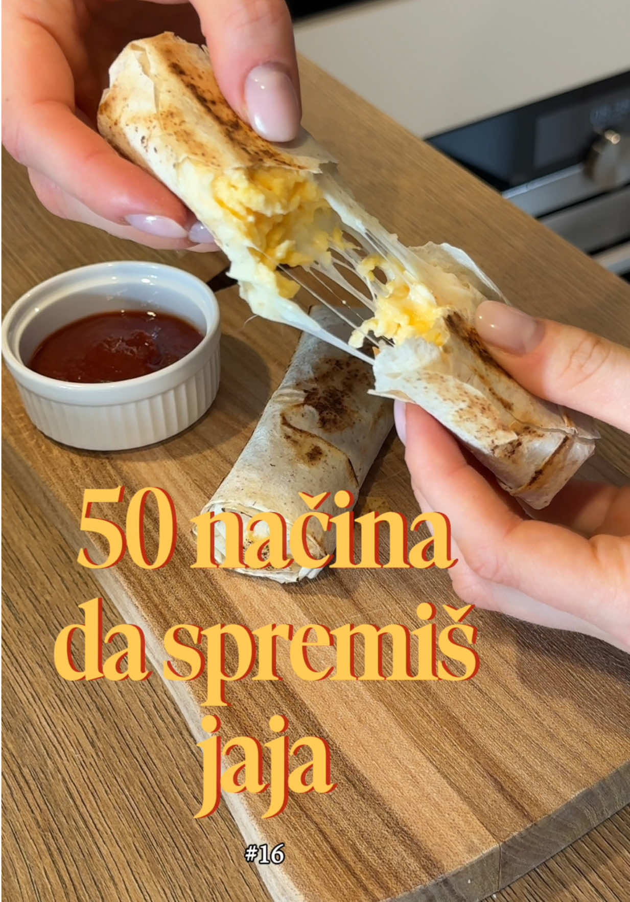 🧀 Rolnice sa sirom i jajima – #16 od 50 ✨ 👉 2 jaja 👉 20 g pekarskog jogurta 👉 1 kora od spelte (35 g, Jufka) 👉 20 g mozzarelle 👉 so Od jaja i jogurta napravimo kajganu. Koru presečemo na pola i svaku polovinu filujemo sa mozzarellom i pola kajgane. Urolamo u rolnice i vratimo na tiganj da postanu hrskave. Možete ih poslužiti uz kečap, ali nutritivne vrednosti su izračunate samo za rolnice, bez kečapa. 🔹 295 kcal | 20 g P | 16 g UH | 15 g M #fyp #highproteinmeals #lowcalorie #deficit 