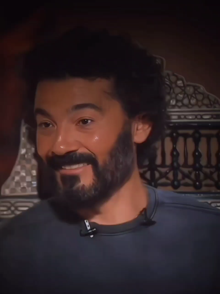 خالد النبوي عن الإمام الشافعي رحمه الله.. عقلٌ يسعى أمة.. بفضل التجسيد الحقيقي اللي قدّمه، سيرة الإمام الشافعي بقت أقرب لقلوبنا، وأعمق في وجداننا، وهتفضل تنوّر طريق الأجيال اللي جاية وسيرة لا تغيب 🤍 #خالد_النبوي #رسالة_الإمام  #محمد_بن_ادريس_الشافعي ✨