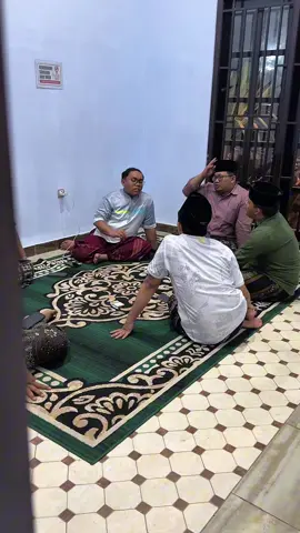 Ilmu yang sejati, seperti barang berharga lainnya, tidak bisa diperoleh dengan mudah. Ia harus diusahakan, dipelajari, dipikirkan, dan lebih dari itu, harus selalu disertai doa. Pangestune mawon mugi lare lare hadroh saget terus berkembang🙏🏻 #hadrohpusatsabilu_taubah #gusiqdammuhammad #sabilutaubah #fyp 