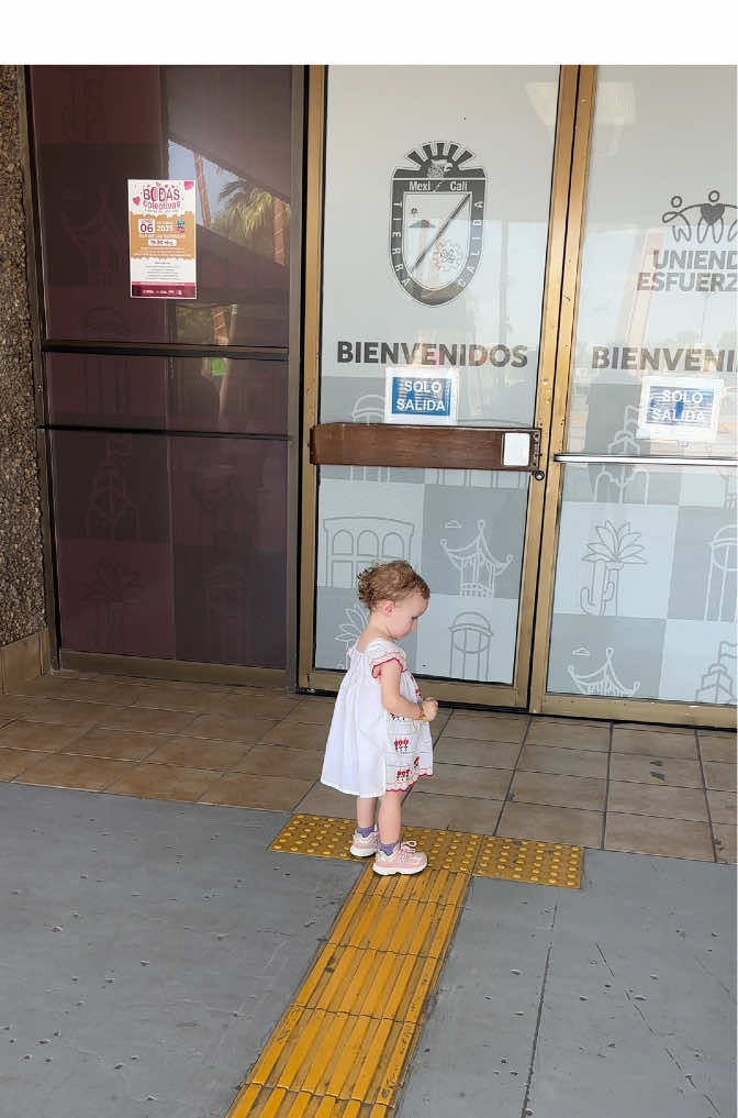 Unas disculpitas por el outfit que no combina de la Emmita hahah  #mexican #american #baby #singlemon #fyp 