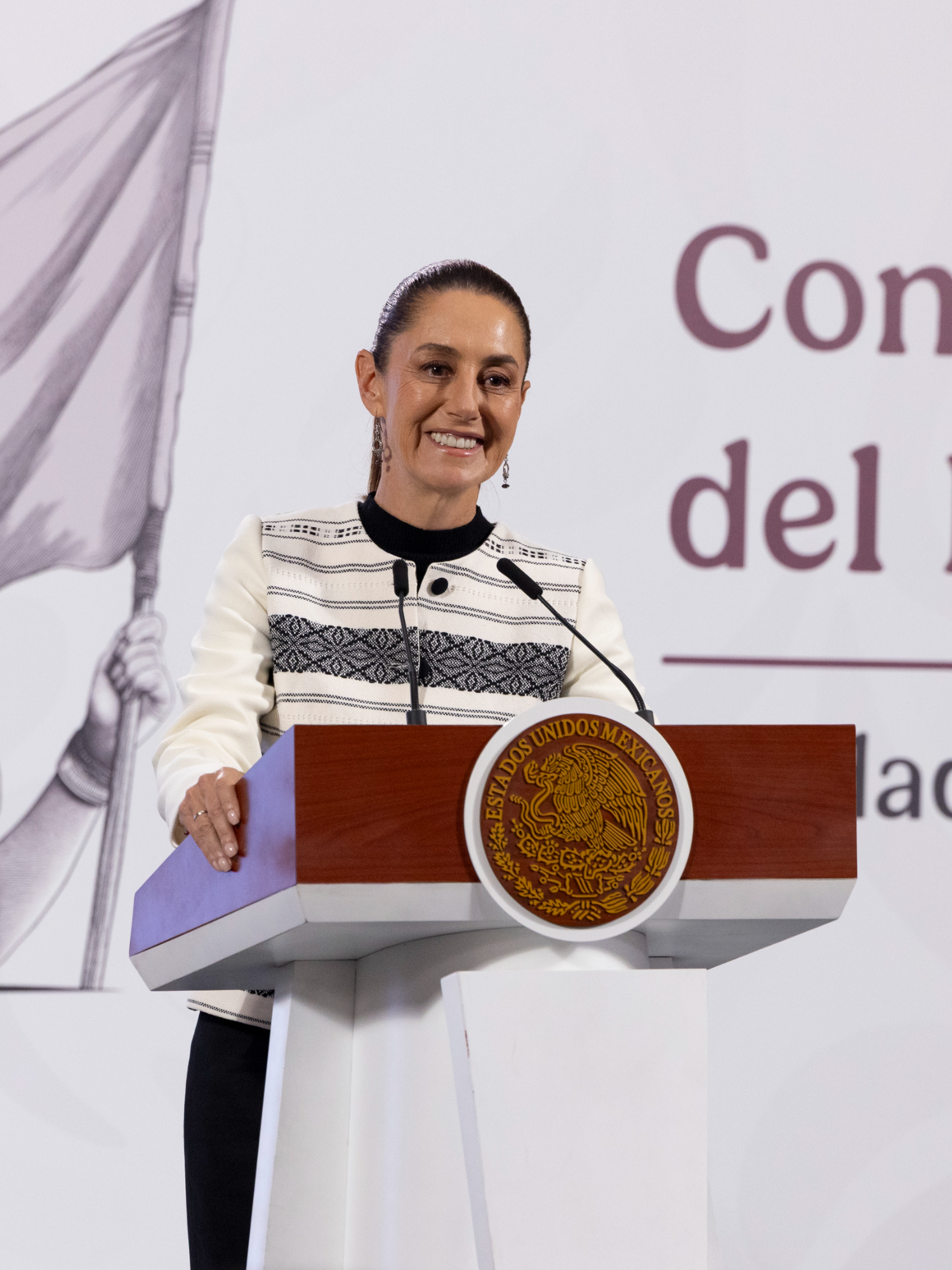 Hoy, en el Día Internacional de la Mujer Indígena, la Presidenta @claudiasheinbaum reconoció a todas las mujeres de comunidades y pueblos originarios de nuestro país, al presentar la Cartilla de los Derechos de las Mujeres traducida a 35 lenguas originarias, una acción que fortalece y promueve sus derechos en todo 🇲🇽.