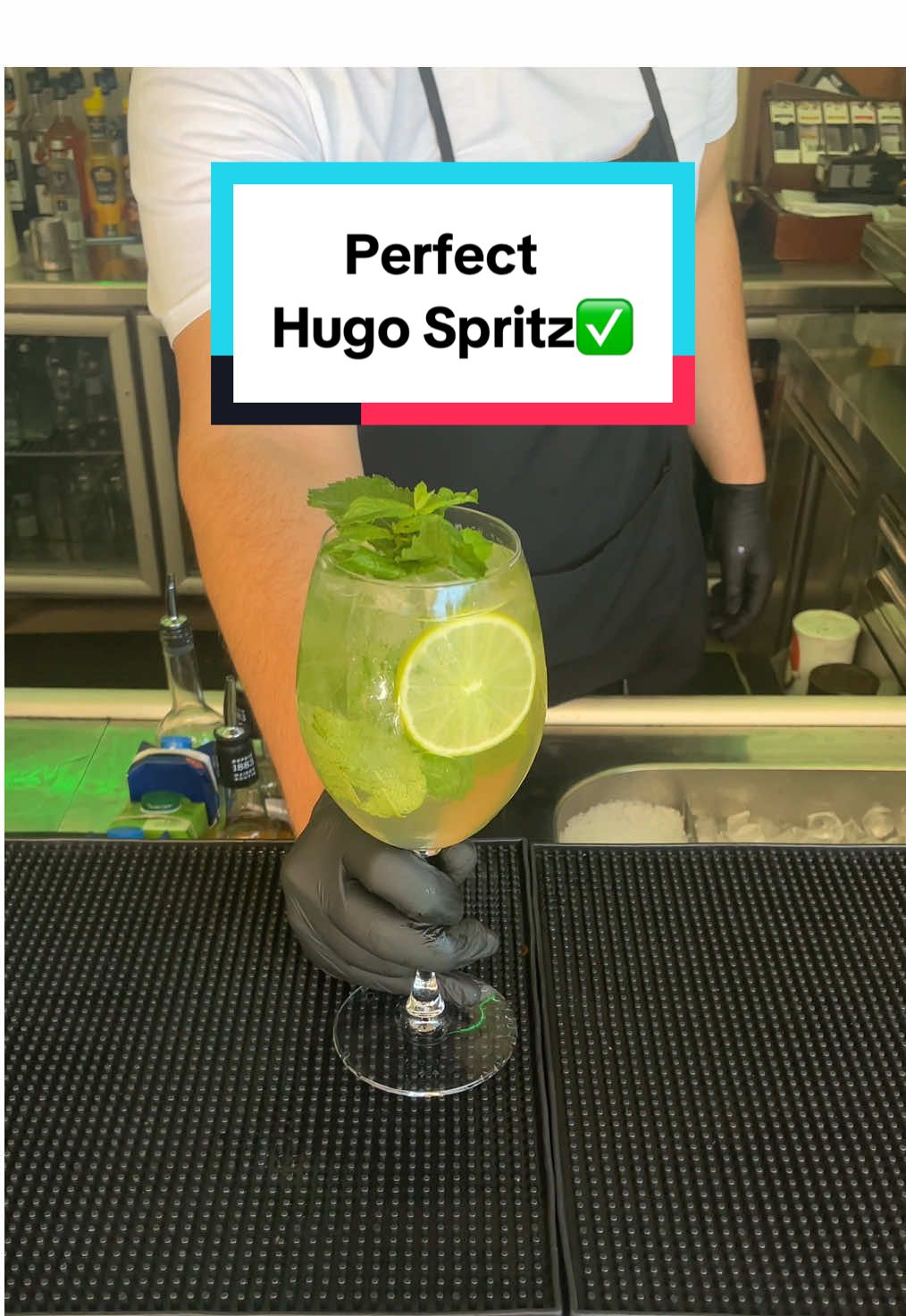 Un spritz floral și fresh, născut în Alpii italieni. Prosecco, soc (elderflower), lime și mentă 🌱 = combinația perfectă pentru zile calde și seri relaxate. Elegant, ușor și extrem de aromat. #fyp #hugospritz #hugo #cocktail #benedec 