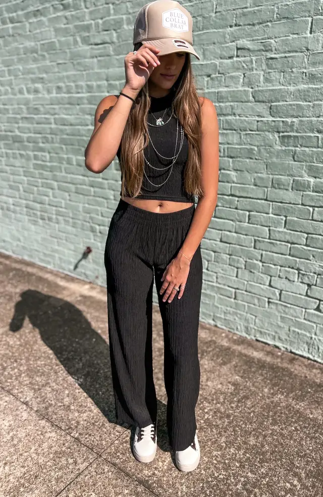 These sets are perfect for fall! Throw a sweatshirt or cardigan over it when it cools off! Link in bio! #fallfashion #set #comfyset #westernboutique #boutiqueshopping 