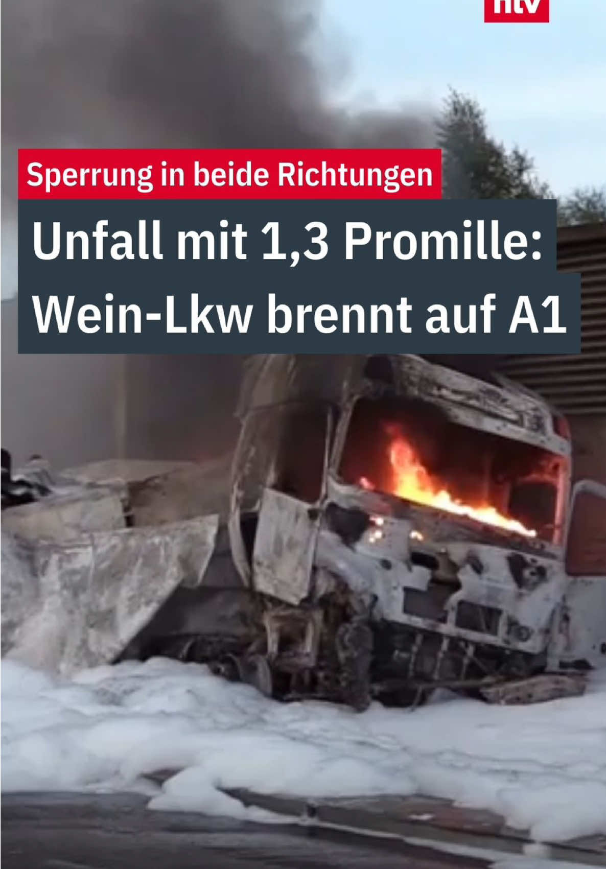 Auf der #A1 bei #Osnabrück kracht ein mit Wein beladener Laster in die Leitplanke und gerät danach in Flammen. Der 36-jährige Fahrer erleidet leichte Verletzungen. Der Atemtest ergibt, dass er mit mehr als 1,3 Promille Alkohol im Blut am Steuer gesessen hatte. Der Sachschaden ist laut Polizei 