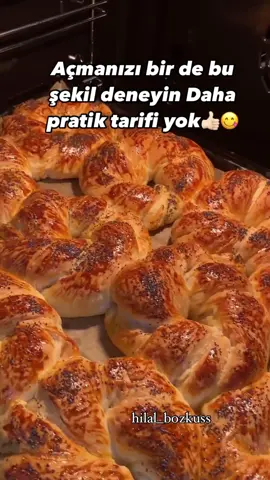 Bildiğiniz tüm açmaları unutun böylesini görmediniz🥳Tereyağlı açma 🥯 bir beslenme klasiği olan açma tarifi ile geldim 👍🏻 Kaydederken beğenmeyi unutmayınız🥰 AÇMA TARİFİ Malzemeler; (Bardak ölçüm 200ml) 1 su bardağı ılık süt 1 su bardağı ılık su 1 adet yumurta (sarısı üzerine ) 4 yemek kaşığı şeker 1 tatlı kaşığı tuz Yarım su bardağı sıvıyağ 1 paket instant kuru maya 5-6 su bardağı un (un miktarı değişebilir) Açmak için tereyağ Hazırlanışı; Tüm malzemeleri karıştırıp hamuru yoğuralım ve mayalanmaya bırakalım. Mayalanan hamuru 12 eş parçaya bölelim herbirine bir tatlı kaşığı tereyağ koyup elimizle tereyağını yayıp biraz düzleştirelim ve kolay açılqbilmesi için kenarda 10-15dk dinlendirelim. Dinlenen hamurları tezgaha alıp  incelterek açalım ve saralım burgu yapıp şekil verelim. yumurta sarısının içine 1 tatlı kaşığı pekmez döküp 1 tatlı kaşığıda süt döküp karıştıralım üzerine sürelim. 15 dakika kadar tepside bekletip 180 derece fırına alalım ve kızarana kadar pişirelim. Deneyen herkese afiyet olsun❤️ hamurunuzun güzel olmasını istiyosanız dinlendirme aşamalarını atlamayınız🤗❤️