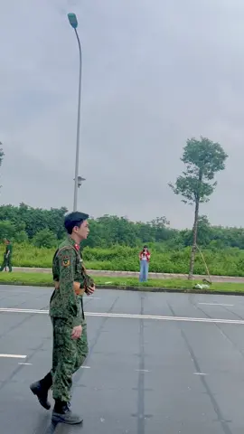 Đang đứng thì thấy sít czịt đi phăm phăm trước mặt 🤣. Sợ quá ko dám xin chụp ảnh 😅  #a80 #dieubinhdieuhanh #quandoinhandanvietnam #LHH #lehoanghiep 