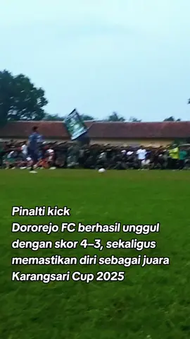 Dororejo FC Juara Karangsari Cup 2025 Lewat Adu Penalti Dramatis PEKALONGAN – Turnamen sepak bola Karangsari Cup 2025 yang digelar di Lapangan Karangsari, Kecamatan Karanganyar, Kabupaten Pekalongan, resmi berakhir meriah pada Jumat sore (5/9/2025). Partai grand final mempertemukan Convex FC melawan Dororejo FC dalam laga yang berlangsung ketat dan penuh gengsi. Sejak menit awal, kedua tim tampil sama kuat. Hingga peluit panjang dibunyikan, skor tetap imbang 0–0. Laga pun harus ditentukan melalui drama adu penalti. Dalam momen menegangkan itu, Dororejo FC berhasil unggul dengan skor 4–3, sekaligus memastikan diri sebagai juara Karangsari Cup 2025. Pertandingan final ini turut dihadiri oleh Ketua Askab PSSI Pekalongan Andi Susanto, SH, perwakilan Forkompimcam Karanganyar, serta sejumlah kepala desa di Kecamatan Karanganyar, di antaranya Kepala Desa Kulu, Kepala Desa Pododadi, dan Kepala Desa Karangsari selaku tuan rumah. Jalannya pertandingan juga mendapat pengamanan dari anggota Koramil Karanganyar dan Polsek Karanganyar, sehingga berlangsung aman, tertib, dan kondusif. Rizal, selaku panitia turnamen, menyampaikan rasa syukur atas suksesnya gelaran Karangsari Cup 2025. > “Alhamdulillah, turnamen berjalan meriah dan kondusif. Selamat kepada Dororejo FC yang berhasil merebut tropi juara,” ujarnya. Sementara itu, Kepala Desa Dororejo Kecamatan Doro, Alimin Slamet, yang sekaligus menjadi koordinator pertandingan dari tim Dororejo, memberikan apresiasi kepada warganya. > “Terima kasih banyak kepada warga Dororejo yang sudah mendukung penuh tim hingga bisa meraih juara. Semoga prestasi ini bisa menambah semangat generasi muda untuk terus berprestasi di bidang olahraga,” ungkapnya. Turnamen Karangsari Cup 2025 sendiri telah berlangsung selama satu bulan penuh dan menjadi ajang hiburan sekaligus sarana mempererat persaudaraan masyarakat, khususnya para pecinta sepak bola di Kabupaten Pekalongan.