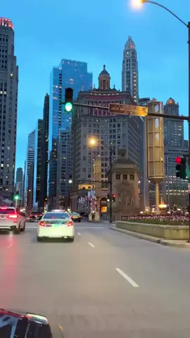 Welcome to United States of America 😍❤️🇺🇲 #unitedstates #estadosunidos #foryou #chicago #newyork  Chicago, travel Chicago, winter road trip in Chicago, scenic city winter drive, snow drive, Trump International Hotel & Tower Chicago, London House Chicago