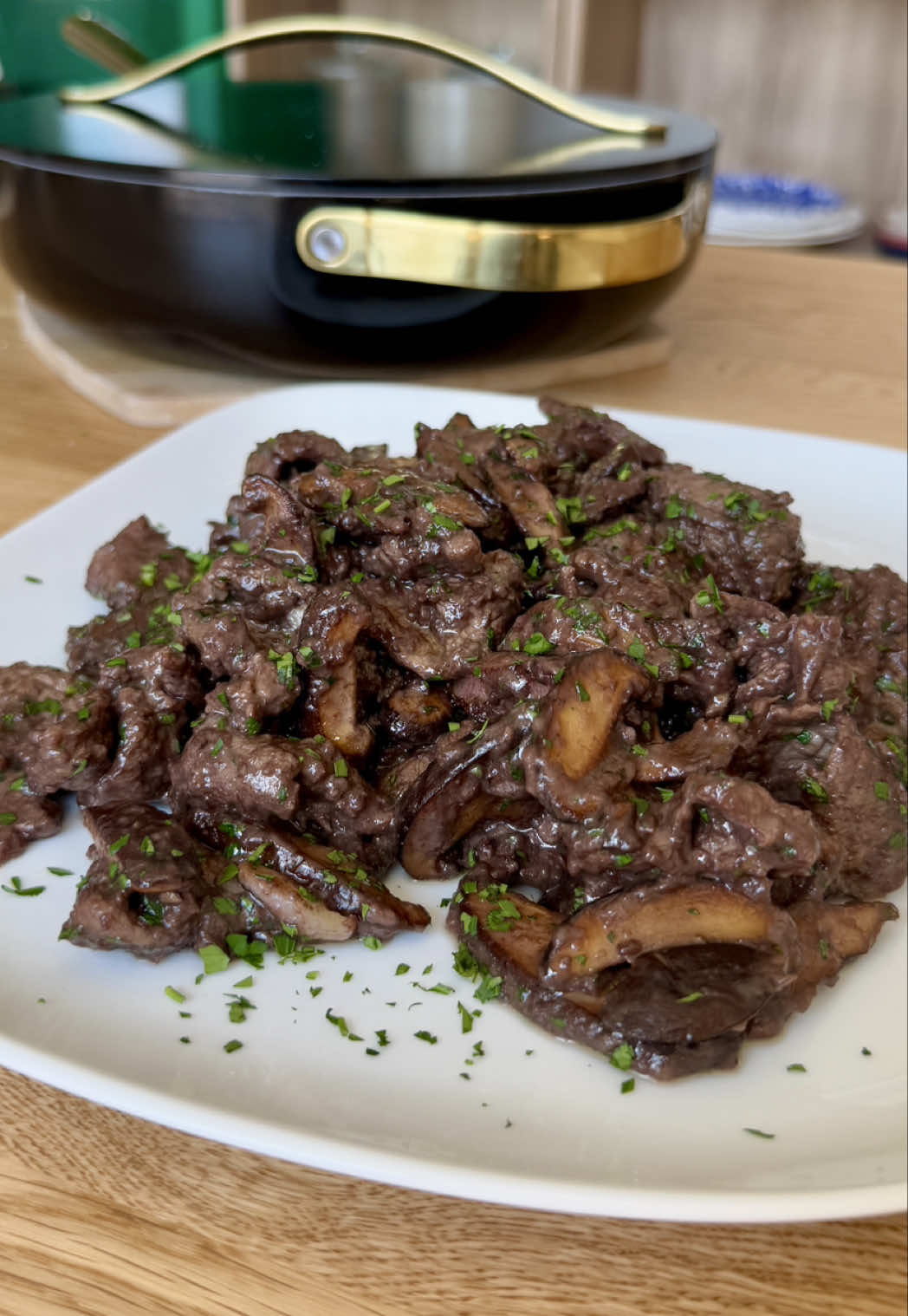 Creamy Beef & Mushrooms 🍷🍄‍🟫  Creamy beef and mushrooms made with real simple ingredients. A quick and easy dinner that’s perfect for weeknights. Ingredients: 1 lb beef top sirloin, thinly sliced 1 lb shiitake mushrooms, sliced 3/4 cup red wine 2 garlic cloves  Olive oil Knob of butter 00 flour Salt & pepper, to taste Fresh parsley, chopped Directions: 1. Slice the beef into thin strips and toss lightly in flour. 2. Heat olive oil in a large pan, then add the butter, garlic, and mushrooms. Cook until mushrooms soften. 3. Add in the beef and sear until it picks up some color. 4. Pour in the red wine, season with salt and pepper, then cover and cook on low until the wine reduces into a creamy sauce. 5. Finish with a sprinkle of fresh parsley. 🇮🇹Buon Appetito! #Recipe #beef #fyp 