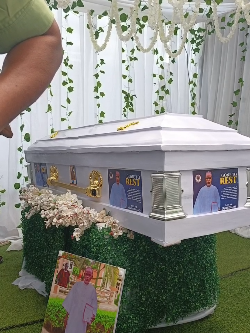 One thing they said about this man was that he is a church man. He dosent use church activities to play. Rest in peace #foryoupage #burial #ceremony #nigeriantiktok🇳🇬 