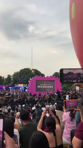 nyore sambil dengerin Terbuang Dalam Waktu bersama Erwin Gutawa and team, dipandu pake hanger oleh Gerald 😭 #pestapora #terbuangdalamwaktu #barasuara #erwingutawa #orchestra 