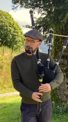 I just learned this tune on the bagpipes today. I don’t know why I hadn’t learned it earlier. I first heard it at least 15 years ago. And it’s such a great tune. It sounds really amazing on the Scottish bagpipes. I think it’s called Dinky’s reel #bagpipe 