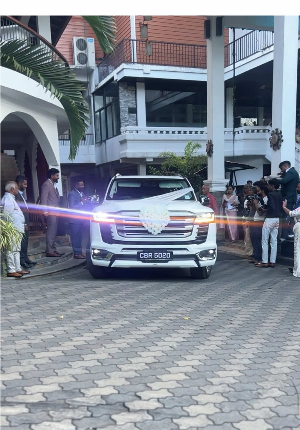 ඔබගේ මංගල දිනයත් මේ වගේ හැඩකරගන්නත්, සුව පහසු ගමනටත් අදම අපිට කතා කරන්න. ලංකාවේ එකම Wedding car Land Cruiser 300 V6 එක අපෙන් විතරමයි. #rstweddingcarsbysenuth #srilanka #landcruiser300 #foryoupage #foryou 