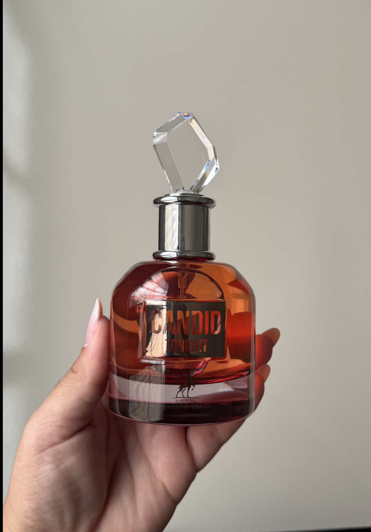 Candid tonight 100 disponível aqui na loja 😍  #perfumesarabes #maisonalhambra #perfumesfemininos #candidtonight #scandalbynigthdupe 
